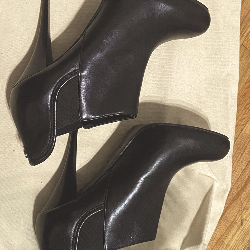 Guess black high heel ankle boot (booties)
